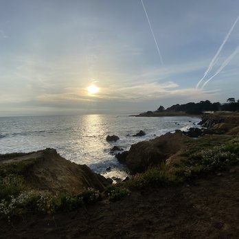Sea Otter Inn - The ocean during sunset across the street from the Sea Otter Inn. - Hotels Near Me - Cambria, California Sea Otter Inn - The ocean during sunset across the street from the Sea Otter Inn. - Hotels Near Me - Cambria, California