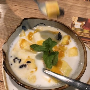 Cô Chu - Black vietnamese sticky rice with sweet mango topped with coconut milk and roasted sesame. Very good! - Vietnamese Near Me - Berlin, BE