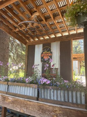 Slow Groovin BBQ by null