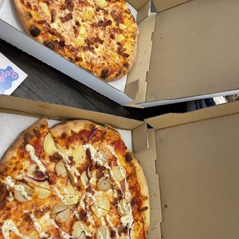 70 Acre Brew - two pizzas in open boxes - Brewpubs Near Me - Sherwood Park, Alberta 70 Acre Brew - two pizzas in open boxes - Brewpubs Near Me - Sherwood Park, Alberta