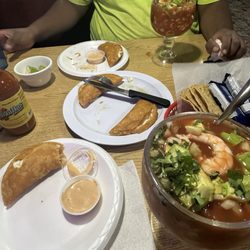 Empanadas de Camaron Cocktail vuelve a la vida