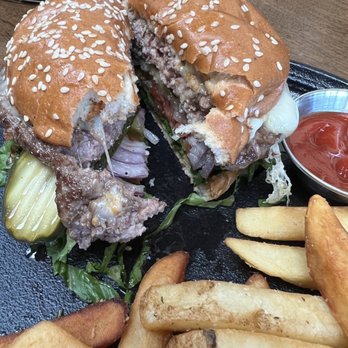 GRANVILLE - Classic Cheeseburger - New American Near Me - Studio City, California GRANVILLE - Classic Cheeseburger - New American Near Me - Studio City, California