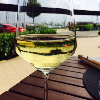 Santé Weinlounge - Weingenuss mit Blick auf den Yachthafen - Wine Bars Near Me - Grömitz, SH Santé Weinlounge - Weingenuss mit Blick auf den Yachthafen - Wine Bars Near Me - Grömitz, SH
