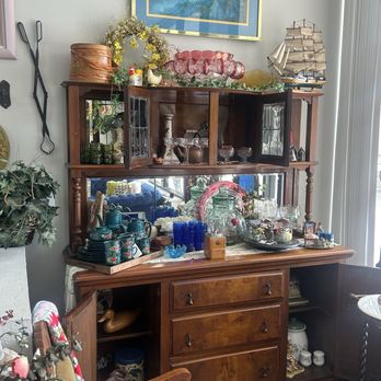 Bee Vintage Market - Antiques - Cafes Near Me - Valrico, Florida Bee Vintage Market - Antiques - Cafes Near Me - Valrico, Florida