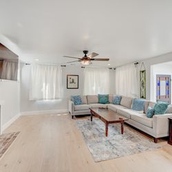 Murphys Vacation Rentals - Just Off Main- you can't find a better location than this 2 bedroom home in the heart of the historic downtown!