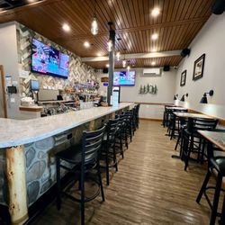 Snipes Mountain Restaurant & Tap House - Lounge with seating for 43