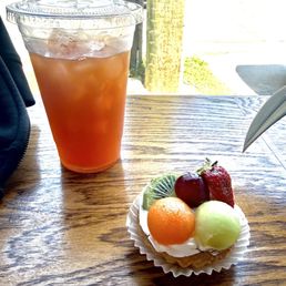 Iced guava tea and fruit tart