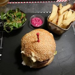 Bar l'Oncle Sam - Un copieux menu, constitué d'un hamburger fait maison, de frites maisons et d'une délicieuse salade...