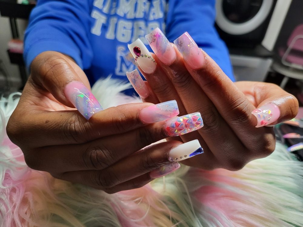 Uneek Nails Logo