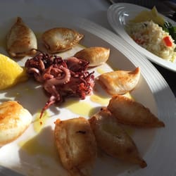 Cap-Sounio - Exzellente gegrillte Calamari und Pulpo mit Reis und Oreganoblättern. Auf Wunsch ohne Mehl. Inkl. Vorspeisensalat nur 15€!