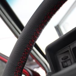 VestiAuto - Volante en piel con costuras rojas