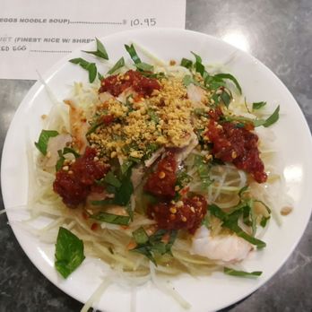 Pho Minh Thu - Green papaya salad with extra chili sauce. - Vietnamese Near Me - Honolulu, Hawaii