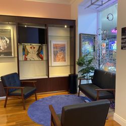 Evo Body Art - Comfy sit down area to wait for your piercing!