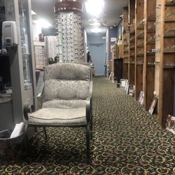 Ammons Precision Vision - Waiting area and glasses selection