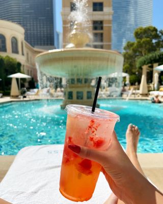 Bellagio Pool by null