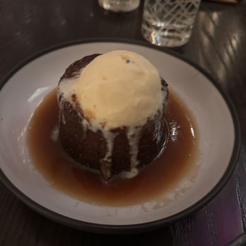 Gordon Ramsay Hell's Kitchen - Sticky toffee cake - New American Near Me - Miami, Florida