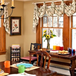 Journey Inn Bed & Breakfast - Enjoy a hearty breakfast in our bright dining room