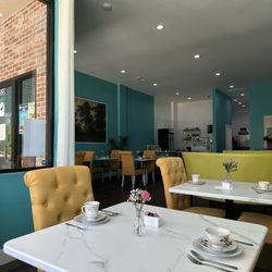 The Hen and Drake Modern Tearoom - Decor
