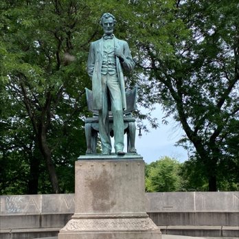 Chicago History Museum - Lincoln statue overlook the beautiful open public park space and gardens. - Museums Near Me - Chicago, Illinois