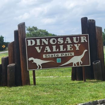 DINOSAUR VALLEY PARK STORE - Sign at entrance to the park. - Parks Near Me