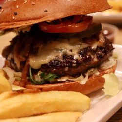 Burger Bar - Angus beouf (beef) 270 gram burger wth blue cheese soooooo lekker (delicious)!!