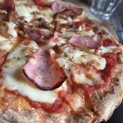 Nyhavn 37 - Ham pizza with mushrooms