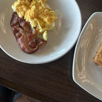 Broken Yolk Cafe - Scrambled eggs and bacon - Breakfast & Brunch Near Me - Spring, Texas
