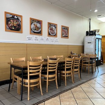 Hwangbooja Korean Restaurant - indoor - Korean Near Me - Centreville, Virginia