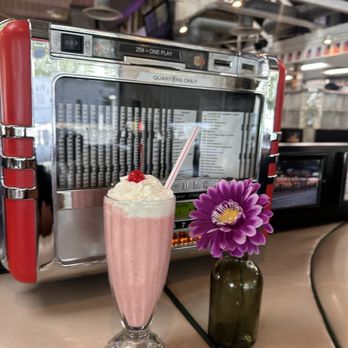 Mel's Drive In - Strawberry Milkshake - American Near Me - Los Angeles, California Mel's Drive In - Strawberry Milkshake - American Near Me - Los Angeles, California