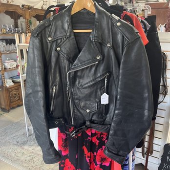 Relics Vendor Market - Antiques Near Me - Port Huron, Michigan
