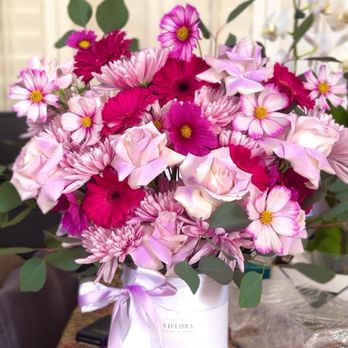Vi Flora - Custom hat box arrangement - Floral Designers Near Me Vi Flora - Custom hat box arrangement - Floral Designers Near Me