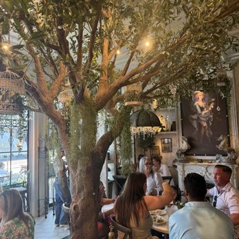 Glimmer Cafe - Interior - Cafes Near Me - Delray Beach, Florida