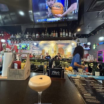 Henderson's Bar & Kitchen - Sports Bars Near Me - Tampa, Florida
