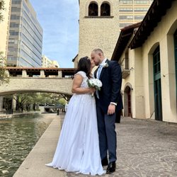 Dallas Wedding Officiants - Courthouse wedding alternative with a view! Ceremony at our Canal Centre location, then a stroll along the Mandalay Canal.