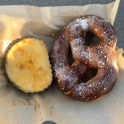 Strudelteig Food Truck Bakery - Unfortunately grilled cheese pretzels are no more, but this Pretzel with Beer Cheese Fondue was A+++