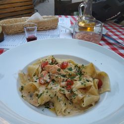 Dobra Pizza - Makaron z lososiem wedzonym i sos smoetanowy, plus chlebek Focaccia i lokalne piwko Prost Hefe, pyszota!!