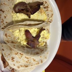 Benjamin's Kitchen - Bacon and egg breakfast tacos