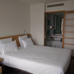 Novotel - Bed and bathroom