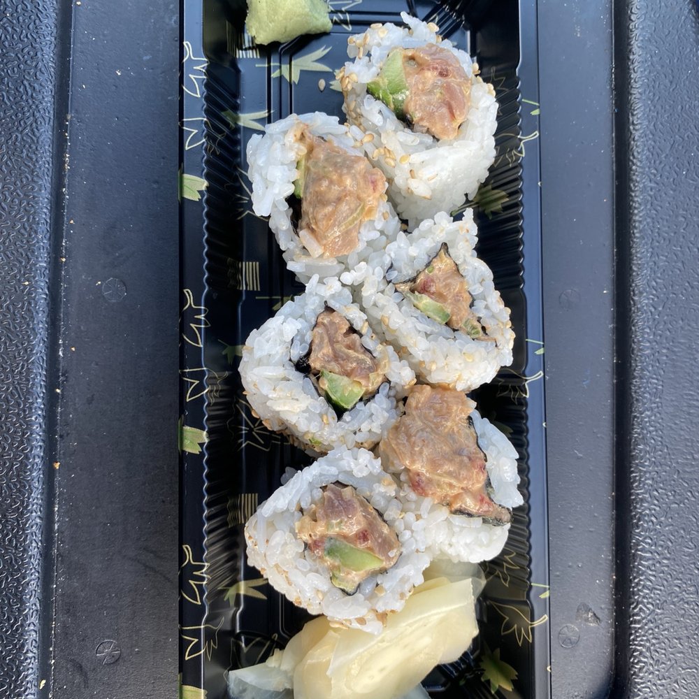 Sushi Yoshi - Spicy Tuna Roll = good! - Sushi Bars Near Me - Torrance, California