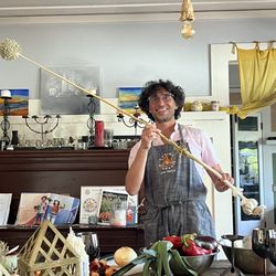 Cucina Migrante - Francesco showing us what garlic is supposed to look like