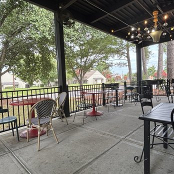 Amelie’s - Outside patio - Cafes Near Me - Charlotte, North Carolina