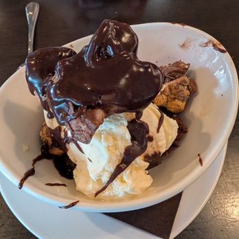 110 Grill - Peanut butter brownie with substitution of vanilla ice cream - Gluten-Free Near Me - Hanover, Massachusetts