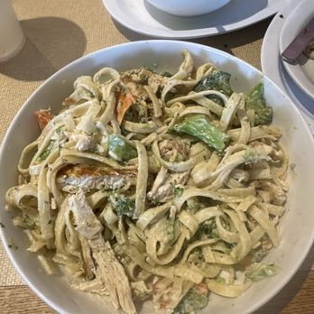Kountry Folks - Fettuccine Alfredo with chicken, broccoli & carrots - Breakfast & Brunch Near Me - North Hills, California Kountry Folks - Fettuccine Alfredo with chicken, broccoli & carrots - Breakfast & Brunch Near Me - North Hills, California