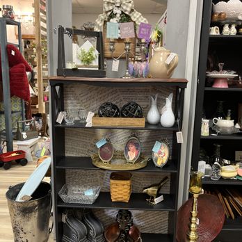 Tchotchkes - Refurbished Furniture - Antiques Near Me - Morris, Illinois