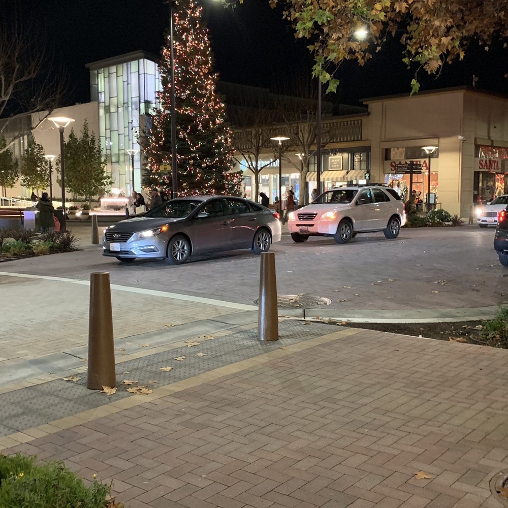 Broadway Plaza - Festive for the holidays - Shopping Centers Near Me - Walnut Creek, California Broadway Plaza - Festive for the holidays - Shopping Centers Near Me - Walnut Creek, California