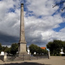 Am Cirkus - Obelisk