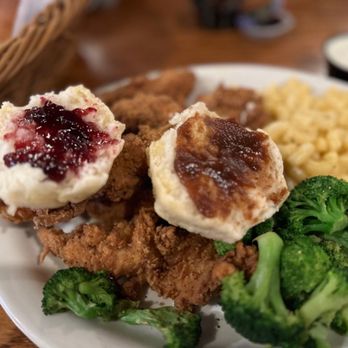 Cracker Barrel Old Country Store - Buttermilk Biscuits with Grape Jam and Apple Butter - American Near Me - Gallup, New Mexico
