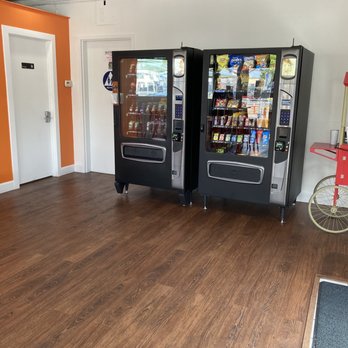 San Mateo Car Wash - Lounge with AC - Car Wash Near Me - San Mateo, California San Mateo Car Wash - Lounge with AC - Car Wash Near Me - San Mateo, California