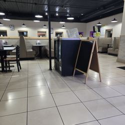 Bizzee Bees Cafe & Pies - Dining area