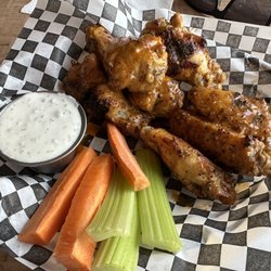 Ronny G's - Grilled bone-in wings (hot flavor)